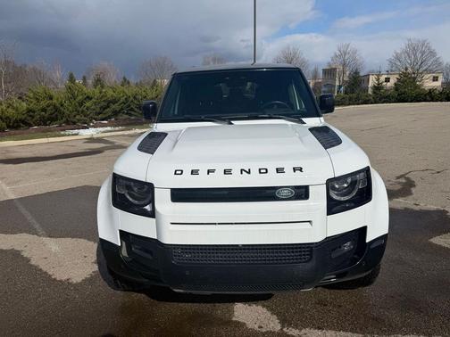 2024 Land Rover Defender 130 P400 X-Dynamic SE