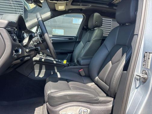 Dolomite Silver Metallic 2025 Porsche Macan Macan