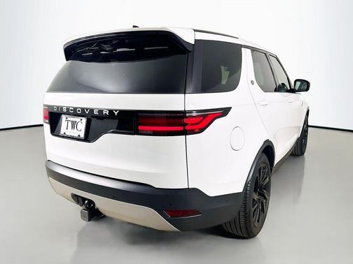 Fuji White 2025 Land Rover Discovery P300 S
