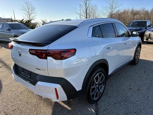 Mineral White Metallic 2025 BMW X2 xDrive28i
