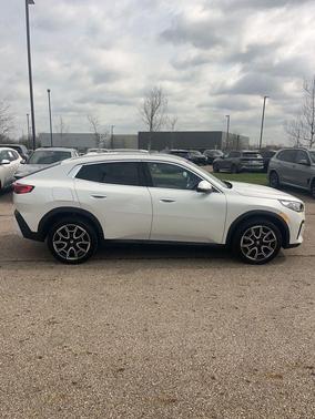 Mineral White Metallic 2025 BMW X2 xDrive28i