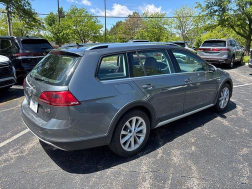Platinum Gray Metallic 2017 Volkswagen Golf Alltrack TSI S