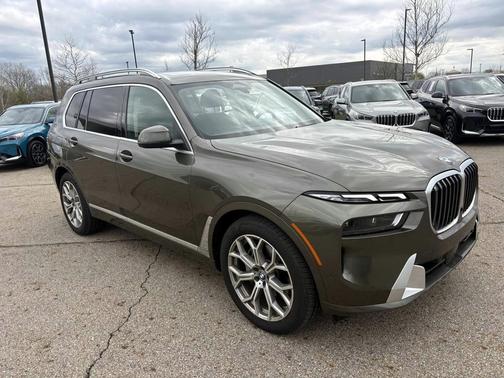 Manhattan Green Metallic 2026 BMW X7 xDrive40i