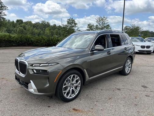 Manhattan Green Metallic 2026 BMW X7 xDrive40i