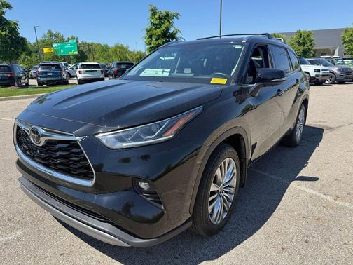 Midnight Black Metallic 2024 Toyota Highlander Platinum