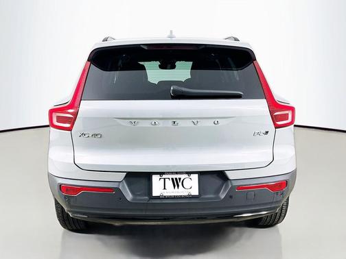 Vapour Grey Metallic 2026 Volvo XC40 Plus, B5 AWD Gas (mild hybrid), Dark