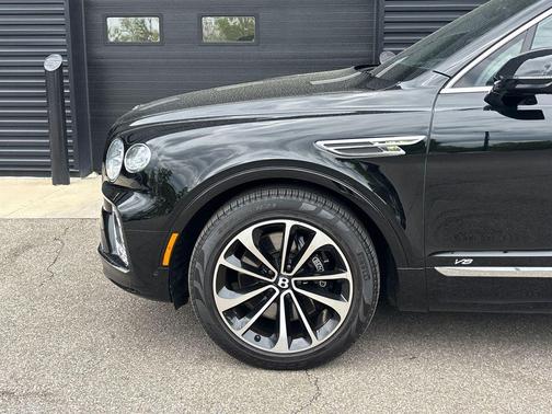Black 2022 Bentley Bentayga V8