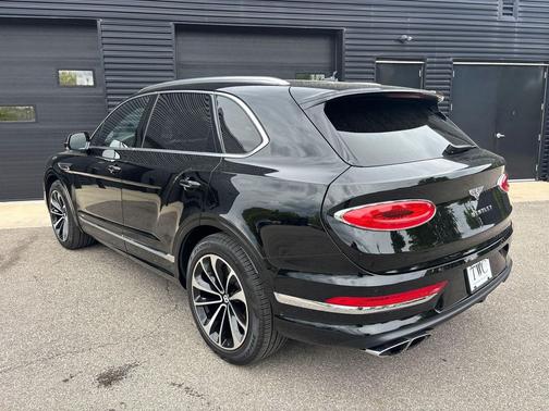 Black 2022 Bentley Bentayga V8