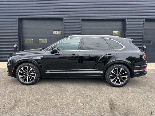 Black 2022 Bentley Bentayga V8
