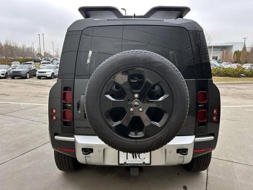 2025 Land Rover Defender 110 P300