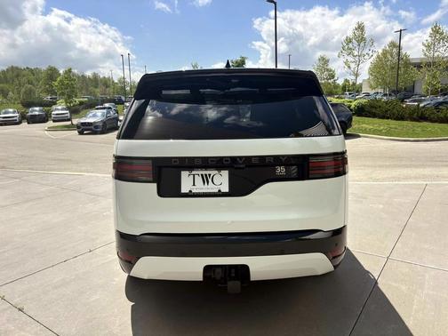 Fuji White 2025 Land Rover Discovery P360 Dynamic SE