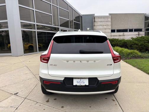 2025 Volvo XC40 B5 Core Bright Theme