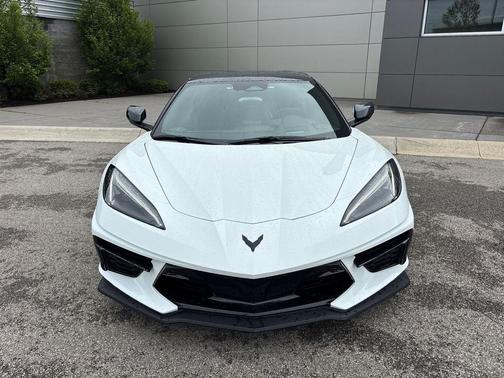 Arctic White 2025 Chevrolet Corvette Stingray w/2LT