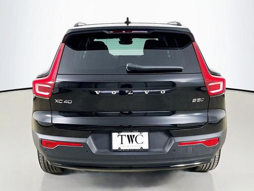 Onyx Black 2026 Volvo XC40 Plus, B5 AWD Gas (mild hybrid), Dark