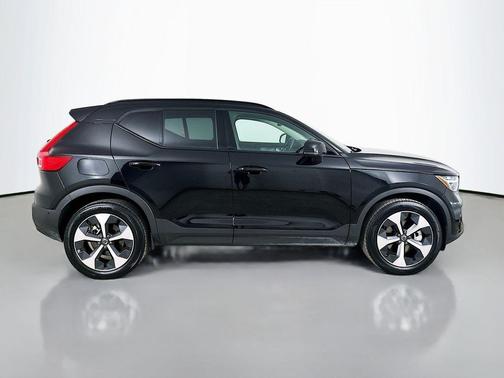 Onyx Black 2026 Volvo XC40 Plus, B5 AWD Gas (mild hybrid), Dark
