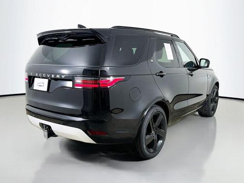 Santorini Black Metallic 2025 Land Rover Discovery P360 Metropolitan Edition
