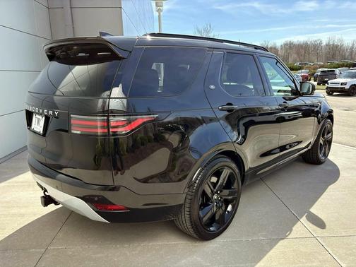 Santorini Black Metallic 2025 Land Rover Discovery P360 Metropolitan Edition