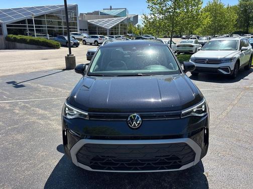 Deep Black Pearl 2025 Volkswagen Taos 1.5T SE