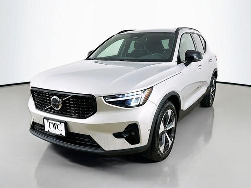 Silver Dawn Metallic 2025 Volvo XC40 B5 Plus Dark Theme