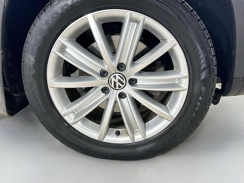 Reflex Silver Metallic 2016 Volkswagen Tiguan SE