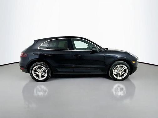 Jet Black Metallic 2017 Porsche Macan Macan