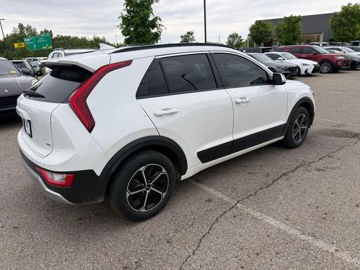 Snow White Pearl 2025 Kia Niro EX
