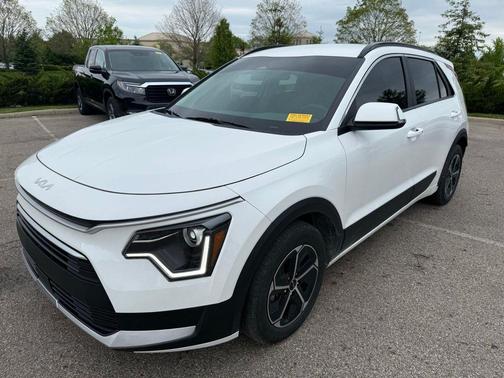 Snow White Pearl 2025 Kia Niro EX