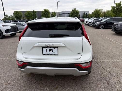Snow White Pearl 2025 Kia Niro EX