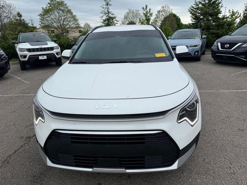 Snow White Pearl 2025 Kia Niro EX