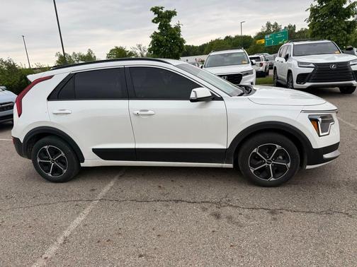 Snow White Pearl 2025 Kia Niro EX