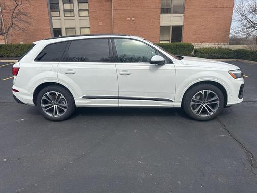 Carrara White 2025 Audi Q7 45 Premium