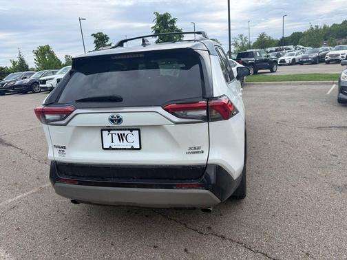 Wind Chill Pearl/Midnight Black Metallic 2023 Toyota RAV4 Hybrid SE