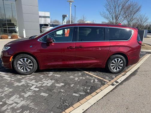 2022 Chrysler Pacifica Hybrid Touring L