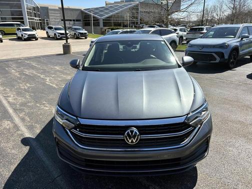 Platinum Gray Metallic 2024 Volkswagen Jetta 1.5T SE