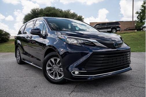 2024 Toyota Sienna XLE 8 Passenger