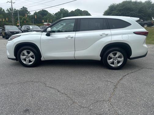 Pearl 2022 Toyota Highlander L