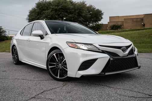 White Pearl 2018 Toyota Camry XSE