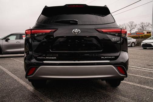 2026 Toyota Highlander Hybrid Platinum