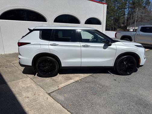 2022 Mitsubishi Outlander Black Edition 2WD