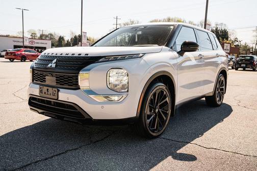 2022 Mitsubishi Outlander Black Edition 2WD