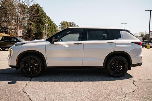 2022 Mitsubishi Outlander Black Edition 2WD