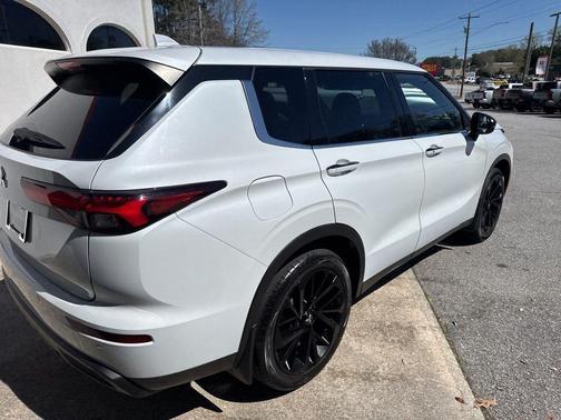 2022 Mitsubishi Outlander Black Edition 2WD