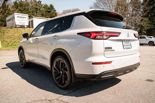 2022 Mitsubishi Outlander Black Edition 2WD