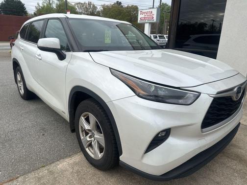 Pearl 2023 Toyota Highlander Hybrid LE