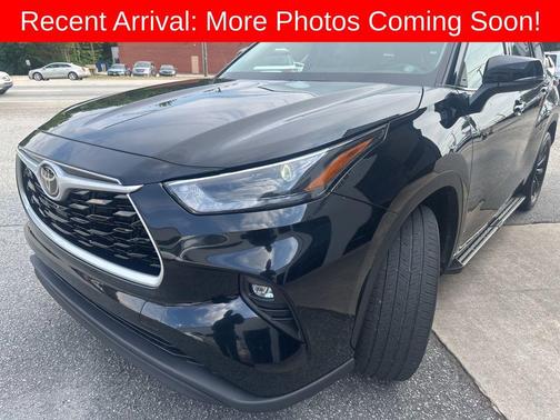 Midnight Black Metallic 2022 Toyota Highlander XLE