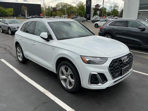 Ibis White 2023 Audi Q5 45 S line Premium Plus