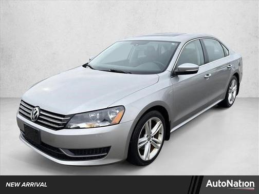 2014 Volkswagen Passat 1.8T Auto SE w/Sunroof & Nav