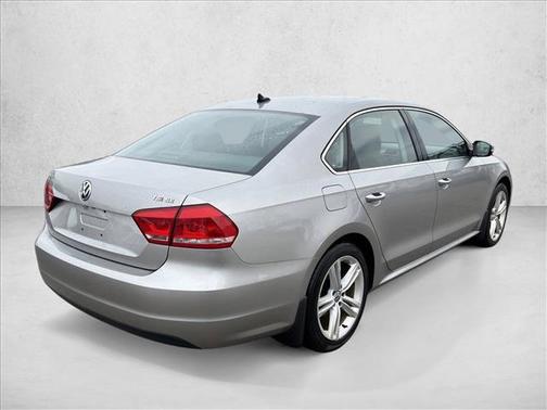 2014 Volkswagen Passat 1.8T Auto SE w/Sunroof & Nav