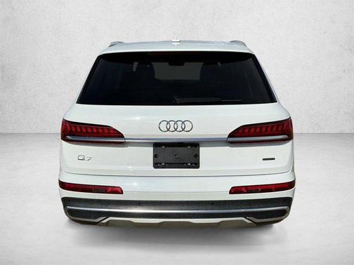 Glacier White Metallic 2023 Audi Q7 55 Premium