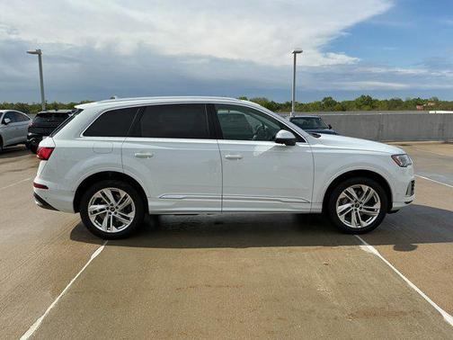 Glacier White Metallic 2023 Audi Q7 55 Premium
